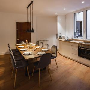 cocina y comedor con mesa y sillas en Modern Apartment Gran Via IV Renovated 5BR 5BH, en Madrid