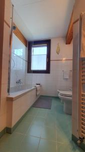 La salle de bains est pourvue d'une baignoire, de toilettes et d'un lavabo. dans l'établissement Haus heidi, à La Zecchina