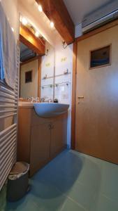 un piccolo bagno con lavandino e bancone di Haus heidi a La Zecchina