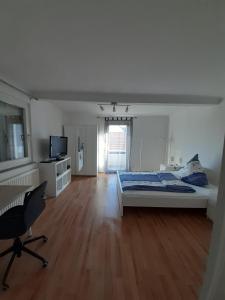 1 dormitorio con cama, escritorio y silla en Heumaden hell und gemütlich eingerichtete 1-Zimmer Wohnung, en Lederberg