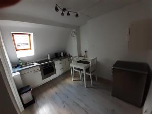 Η κουζίνα ή μικρή κουζίνα στο Heumaden hell und gemütlich eingerichtete 1-Zimmer Wohnung