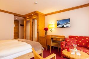 TV a/nebo společenská místnost v ubytování Hotel Holiday
