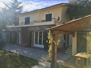 een huis met een veranda en een patio bij La casa di Fedra in Imperia