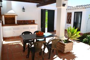 kuchnia i jadalnia ze stołem i krzesłami w obiekcie Rosas Cantares. Casa Julia w mieście Pizarra
