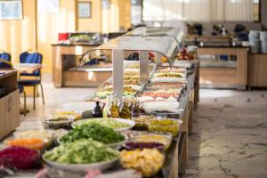una línea de buffet con muchos tipos diferentes de comida en Tuntas Suites Altinkum, en Didim