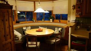 eine Küche mit einem Tisch und Stühlen im Zimmer in der Unterkunft AlpenSportChalet in Werfenweng