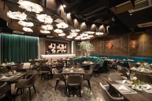 een weergave van een restaurant met tafels en stoelen bij Sky Blue Hotel & Spa in Ploieşti