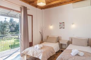 A bed or beds in a room at Three Seasons