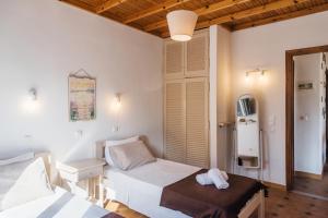 A bed or beds in a room at Three Seasons