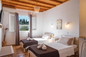 A bed or beds in a room at Three Seasons