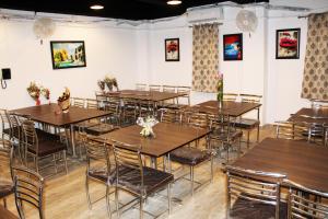 Un restaurante o sitio para comer en Eco inn Hotel By Lime Tree