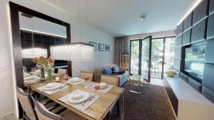 ein Esszimmer und ein Wohnzimmer mit einem Tisch und Stühlen in der Unterkunft White Pearl Apartment 1.09 in Timmendorfer Strand