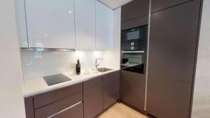 Kuchyň nebo kuchyňský kout v ubytování White Pearl Apartment 1.08