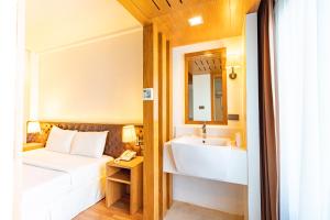 宋卡的住宿－維瓦宋卡酒店，酒店客房设有床和水槽