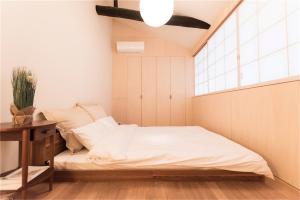 A bed or beds in a room at 谷町君 星屋 八尾家 京都清水五条
