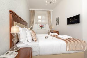 Postel nebo postele na pokoji v ubytování Hotel Le Premier