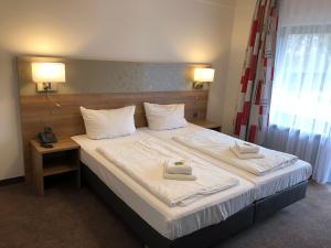 Ein Bett oder Betten in einem Zimmer der Unterkunft aqualon Hotel Schweizerblick - Therme, Sauna & Wellness
