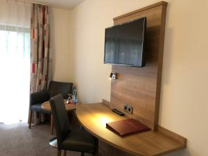 TV a/nebo společenská místnost v ubytování Hotel Schweizerblick