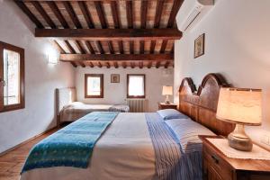 1 dormitorio con cama grande y techo de madera en Country house pisani 120SQM, en Pernumia