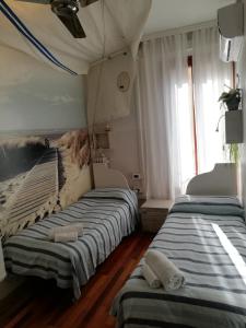 a bed room with two beds and a window at Il Veliero Romantico in Venice