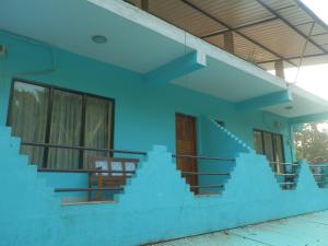 een blauw huis met een trap ervoor bij Aldrin Guest House in Palolem