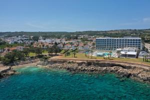 una vista aérea de una ciudad y un cuerpo de agua en Sunrise Jade - Adults Only, en Protaras