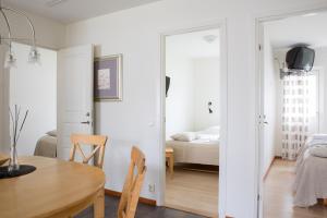 een wit appartement met een eetkamer en een slaapkamer bij Åhus Resort in Åhus