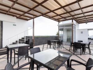 um pátio exterior com mesas, cadeiras e escadas em Attraction Hotel Deluxe em Playa del Carmen