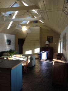 un salon avec une cuisine et un salon avec une table dans l'établissement Potato, Barafundle Barns, SA71 5LS, à Pembroke