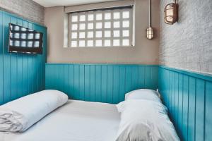Кровать или кровати в номере Garrison Cells