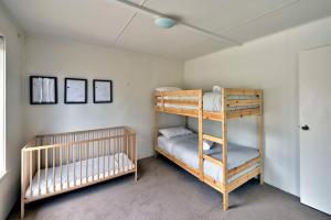 2 Etagenbetten in einem kleinen Zimmer mit in der Unterkunft Waders in Coles Bay