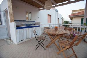 A balcony or terrace at Casa degli Avi,da zio Nino nel Borgo Marinaro
