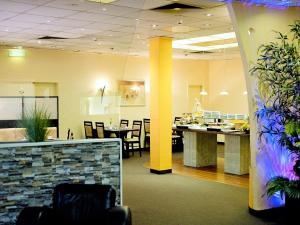 a lobby with a waiting room and a dining room at Cabo Nonsmoking-Hotel  in Hamburg