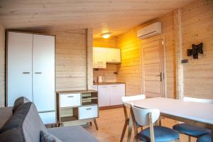 Kuchyňa alebo kuchynka v ubytovaní YACHT CLUB WEJSUNY + 37 fotografií
