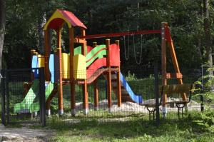 plac zabaw z kolorową zjeżdżalnią w parku w obiekcie Apartament Leśny No 4 Blue w Kielcach