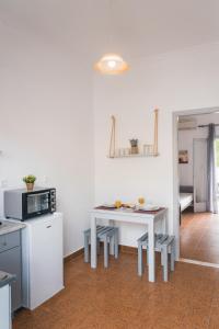 A kitchen or kitchenette at Three Seasons