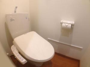 Nice Inn Hotel Ichikawa Tokyo Bay في Urayasu: حمام مع مرحاض أبيض في الغرفة