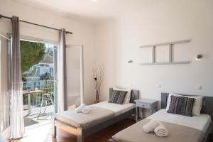 A bed or beds in a room at Three Seasons