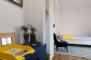 um quarto com uma mesa, uma cadeira e uma cama em Travel and Discover @ Smart Stay Near Metro em Bucareste