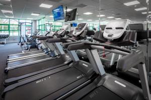 een fitnessruimte met rijen loopbanden en machines bij Castle Oaks House Hotel in Limerick