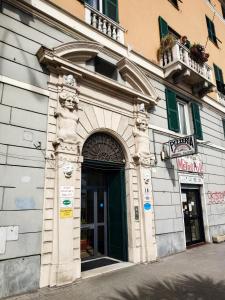 un accès à un bâtiment avec une porte dans l'établissement Delfino Blue, à Gênes