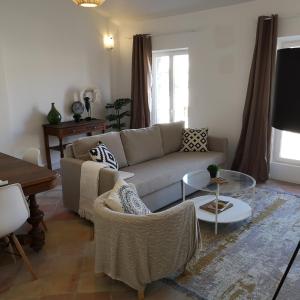 uma sala de estar com um sofá e uma mesa em Suite Familiale Saint-Exupéry-Spacieux-Hypercentre-wifi-vélo em Castelnaudary
