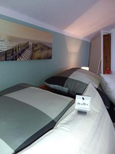pokój hotelowy z 2 łóżkami z napisem w obiekcie Apartment Radmokerhuus w mieście Pellworm