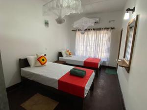 Un pat sau paturi într-o cameră la Kanchan Beach Front Villa
