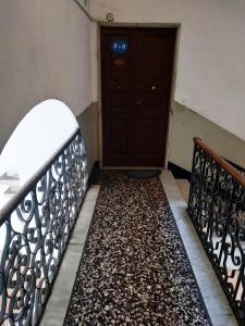 un escalier menant à une porte avec un numéro. dans l'établissement Delfino Blue, à Gênes