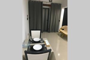 Una mesa de comedor y sillas en una habitación. en Studio GARAGE, en Mindelo