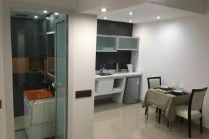 Una cocina y un comedor con una mesa y un fregadero. en Studio GARAGE, en Mindelo