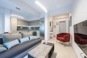 Exceptional in Piraeus في بيرايوس: غرفة معيشة مع أريكة وكرسي احمر