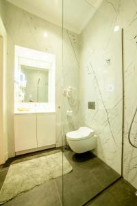 Ванна кімната в Matei Corvin Apartment