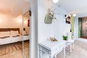 een slaapkamer met een bed, een bureau en een spiegel bij civico42 in Rimini